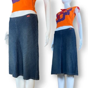 Miss Sixty Kjol - I fint skick, storlek small. Made in Italy. 100% bomull. Sitter lågmidjat på dockan som vanligtvis använder storlek XS. Mått: Midjebredd 39cm & längd 62cm