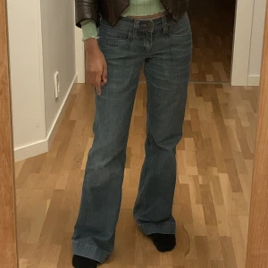 Jeans - Super snygga lågmidjade bootcut jeans. Bra sick förutom att dem har gått sönder längst ner på benen på backsidan pga att dem är förlånga för mig och jag har då trampat på dem. Midjemåttet är ca 75 cm och innebenslängden 77 cm. Jag är 161 cm