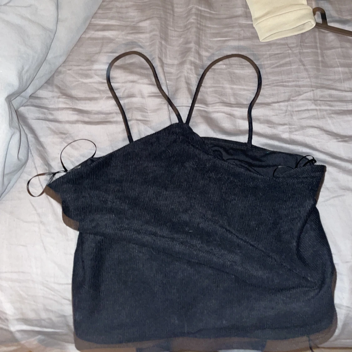 Svart kort topp med korsade band - 90