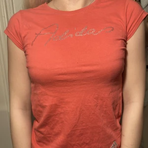 T-shirt - Adidas t-shirt super fint skick  Aprikos råsa färg  Super härlig på sommaren 🍑☀️