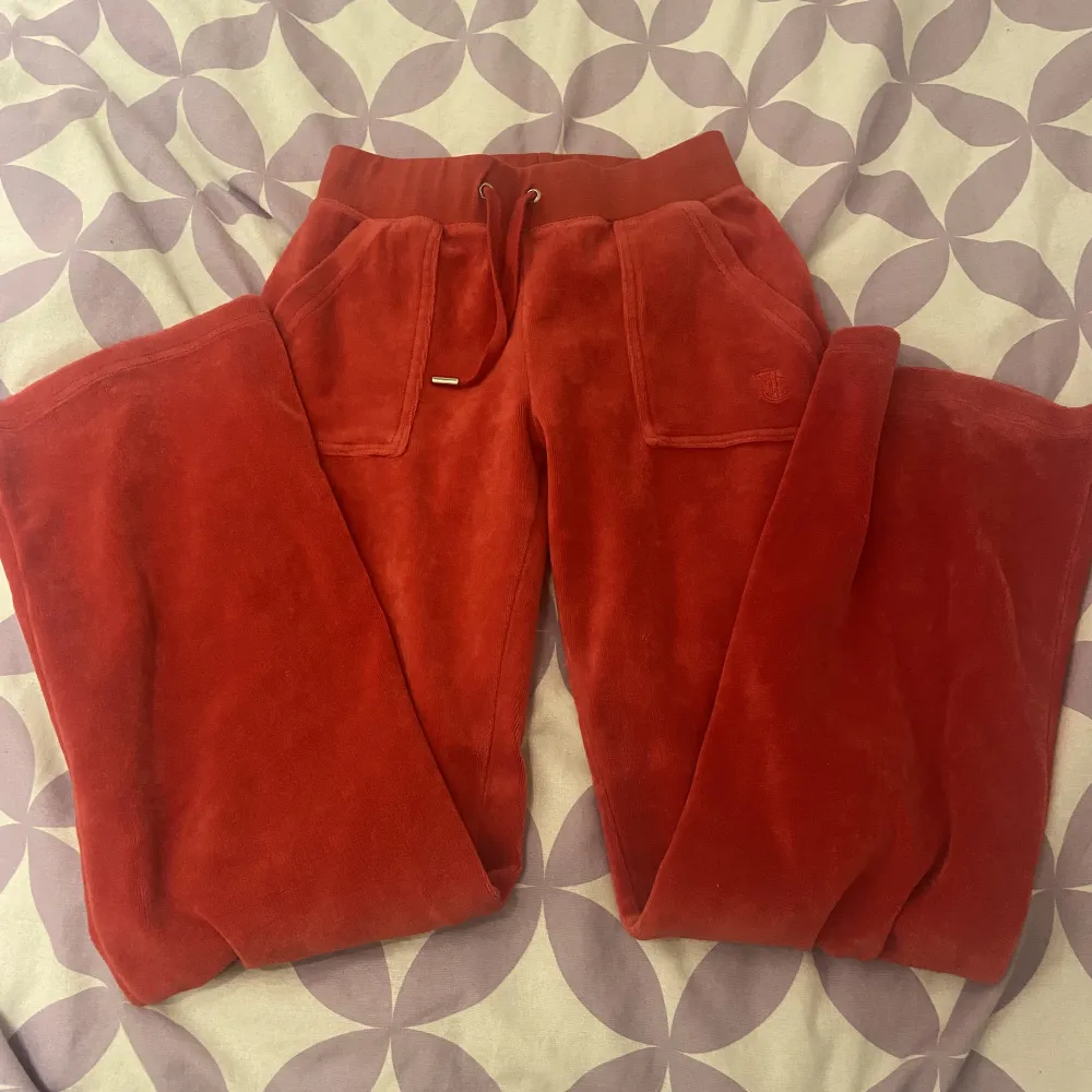 Jag köpte röda byxor men är inte riktigt nöjd då säljer dom, dom saknar två knappar bak men man ser inte de dom är i storlek ca typ samma matrial som gråa Juicy så alla vet kontakta vid intresse ❤️ tryck inte på köp nu kontakta först ❤️. Jeans & Byxor.