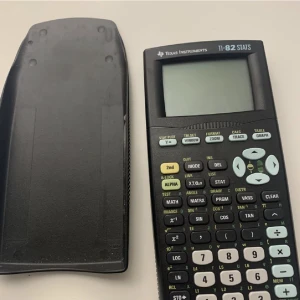 TI-84 miniräknare  - I super bra skick. Nya batterier finns med. Knappt använd. TI-84. Möts endast upp 