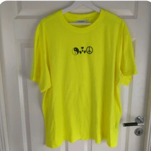 Neongrön T-shirt - Oversized T-shirt från Weekday. Den ser gul ut på bilderna men den är neon grön. Köpt för 200kr tror jag. 
