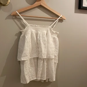 Topp/kjol från Gina - Söt topp med volanger från Gina, funkar även som kjol 😍