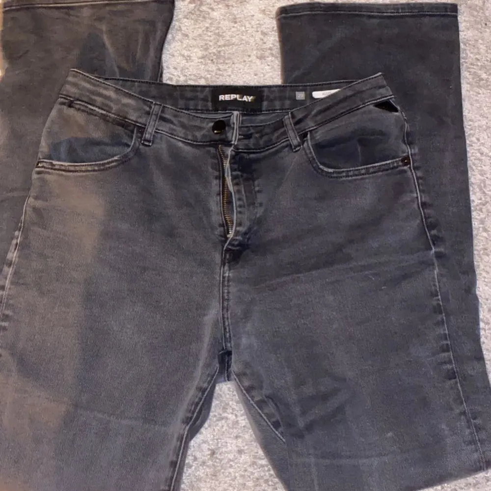 Snygga gråa jeans i bra skick. Jeans & Byxor.