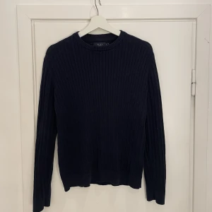 Stickad Tröja (Riley) - Säljer nu min stickade mörkblåa/navy tröja från Riley. Den är aldrig använd och säljs då den är för liten för mig. Kan mötas upp i Göteborg eller frakta! 