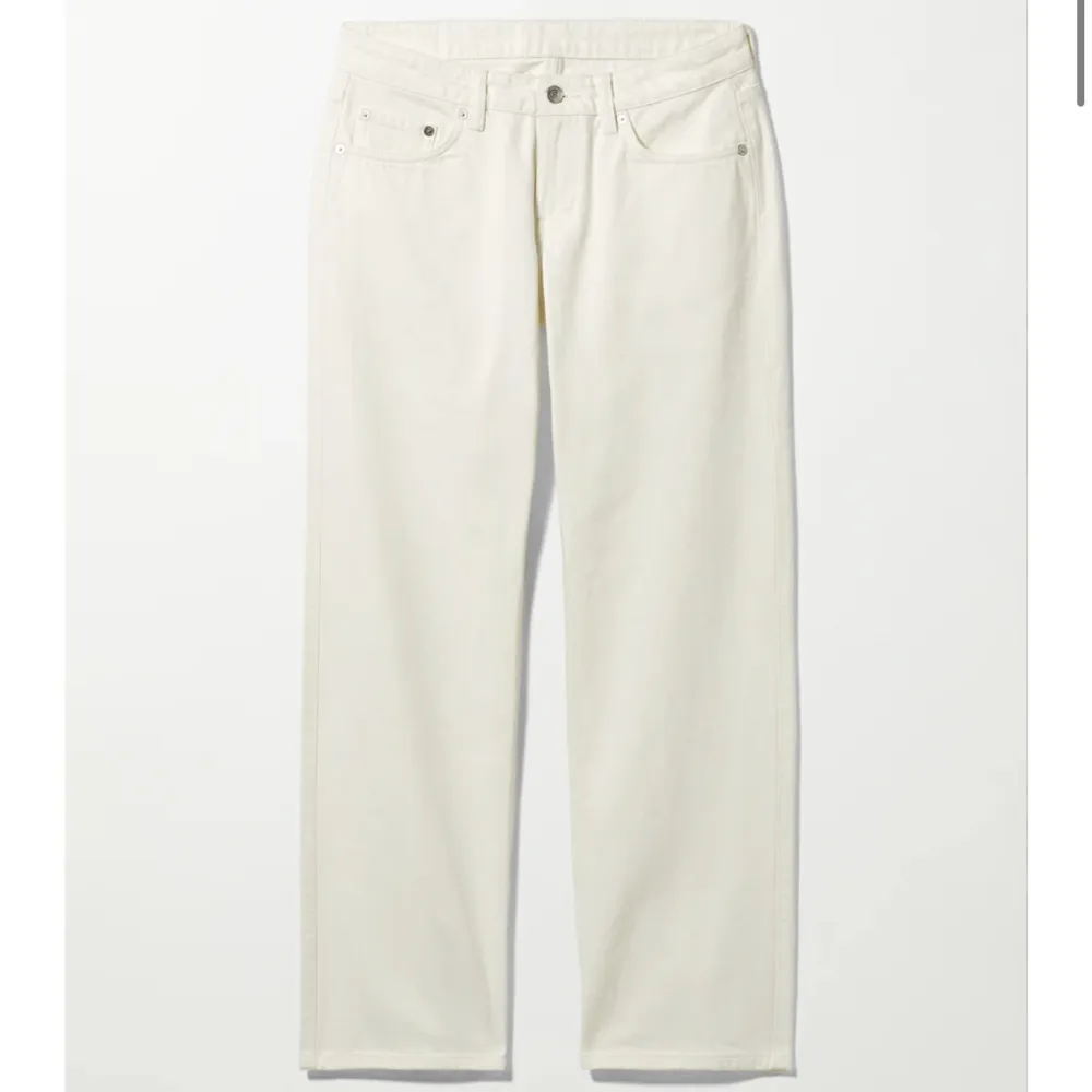 vita lågmidjade jeans från weekday i modellen ”arrow low straight jeans”🫶🏽väldigt bra skick. Jeans & Byxor.