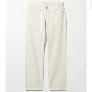 vita lågmidjade jeans från weekday i modellen ”arrow low straight jeans”🫶🏽väldigt bra skick