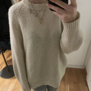 stickad tröja mango  - Creme vit stickad tröja från mango i storlek s.