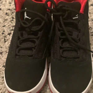 Jordan Max Aura 2 (GS) - jordans som är typ helt ny har haft på mig de 1 eller 2 gånger storlek 38,5 tar emot swish kan fraktas men köparen måste betala åt det vill sälja så snabbt som möjligt prisen kan diskuteras