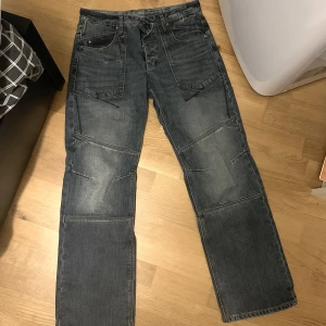 Jeans med tryck - Midrise jeans med tryck på baksidan. Står inte storlek men skulle gissa runt w32/33 och L32/34