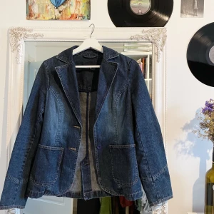 Jeansjacka  - Jättefin jeansjacka köpt second hand. Saknar en knapp. Aldrig använd av mig pga för liten 