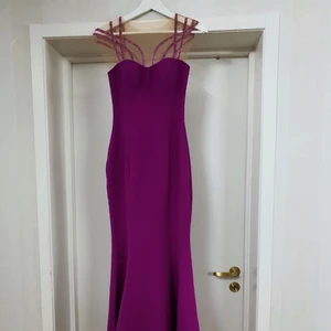 Balklänning - INTRESSEKOLL! Buda från 800kr för denna klänningen, vill sälja den snart. Storlek 36 passar XS