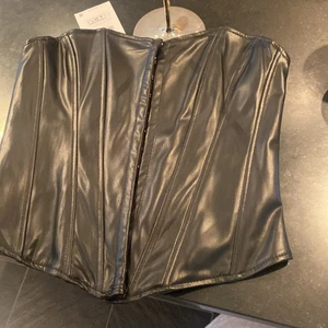 Korsett  - Säljer min korsett i storlek xs och i nyskick. Tyvärr för liten för mig!!!💞💕köpren står för frakten!