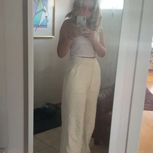 Linne byxor - Fina linnebyxor! Första bilden är tagen i somras och byxorna har krympt lite sen dess så de passar nog på någon kort💕 men passar mig på 167 om jag har de lågmidjat😍