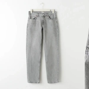 Low straight jeans Gina tricot - Säljer nu de populära lågmidjde jeansen från Gina tricot. Dem är endast testade och inte använda då dem är för stora för mig. Slutsålda i de flesta storlekar, även i storlek 40.