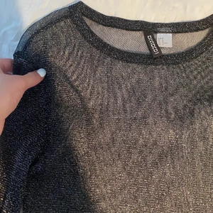 Glittrig topp - Säljer denna superfina långärmade topp från Hm🤩 Använd några få gånger eftersom att det inte är min stil💗 Skönt material, sticks ej. Har en liten reva på högra axeln, men inget som man märker. Storlek M men sitter som S