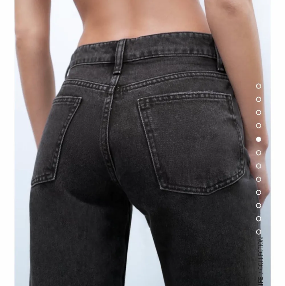 Säljer nu mina snygga zara jeans ❤️ i st 34 💕 d e exakt samma model😍 fast ist för knappar är det dragkedja . Jeans & Byxor.