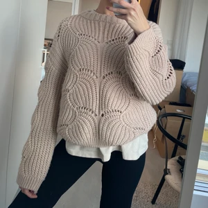 Stickad tröja Gina Tricot - Nästintill helt oanvänd tröja från Gina. Den är i SÅ skönt material 🥺💕