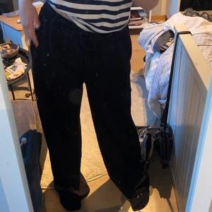 Stora mjukisbycor från shein  - Säljer ett par sköna mjukisbyxor från shein i strl 36 men passar lät 38/40. Köpte dem i somras och har använt dem några gånger. Inga defekter. Kom privat för fler bilder/frågor! 