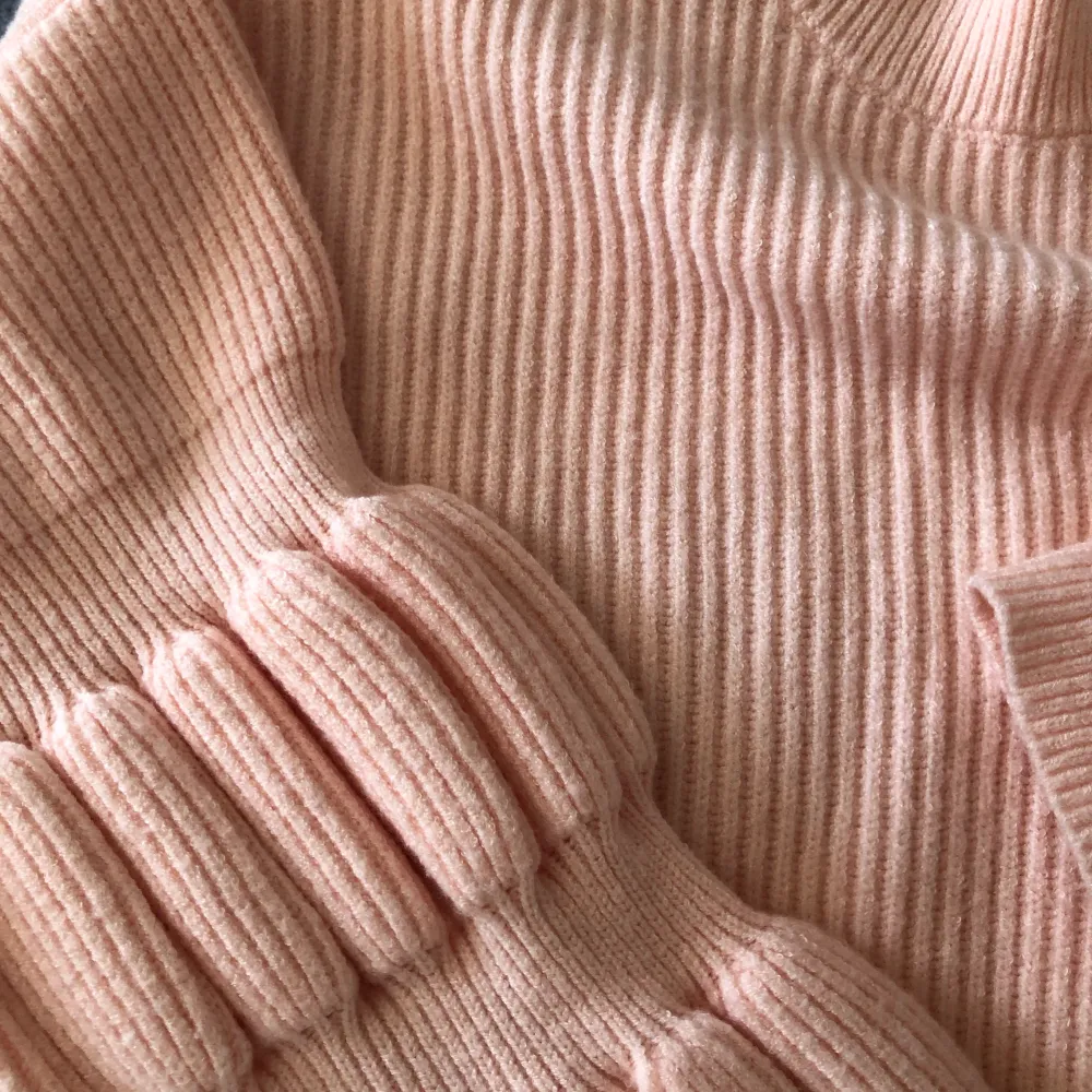 Stickad baby rosa tröja ifrån Misslissibells kollektion med NA-KD 💓 80kr plus frakten som kostar 66kr🙌🏻 Storlek: Small!! Den är verkligen så fin nu till våren/sommaren :). Tröjor & Koftor.