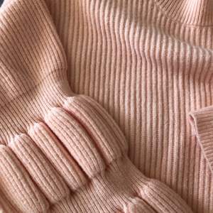 Stickad baby rosa tröja ifrån Misslissibells kollektion med NA-KD 💓 80kr plus frakten som kostar 66kr🙌🏻 Storlek: Small!! Den är verkligen så fin nu till våren/sommaren :)