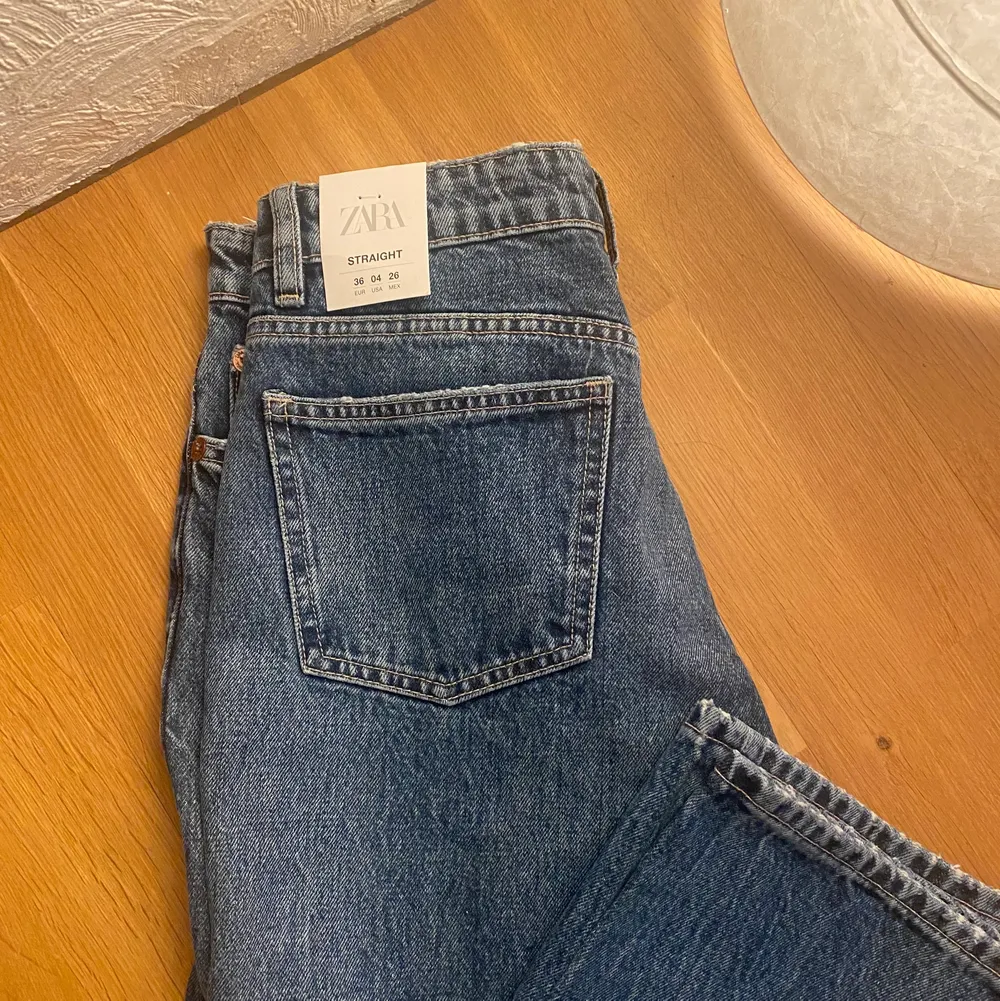Säljer dessa jätte populär byxorna från zara, helt slutsålda i storlek 36, men skulle säga att de även passar en 34:a. Prislappen är kvar och modellen heter mide-rise full length. Frakten ingår inte!. Jeans & Byxor.