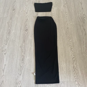 FASHION NOVA SET OANVÄD - Säljer mitt set från fashion nova med sjukt bra kvalitet. Endast testat kanske 2 gånger. I VÄLDIGT bra skick. Köpt för 328kr. Skriv gärna vad du kan tänka dig ge för det.