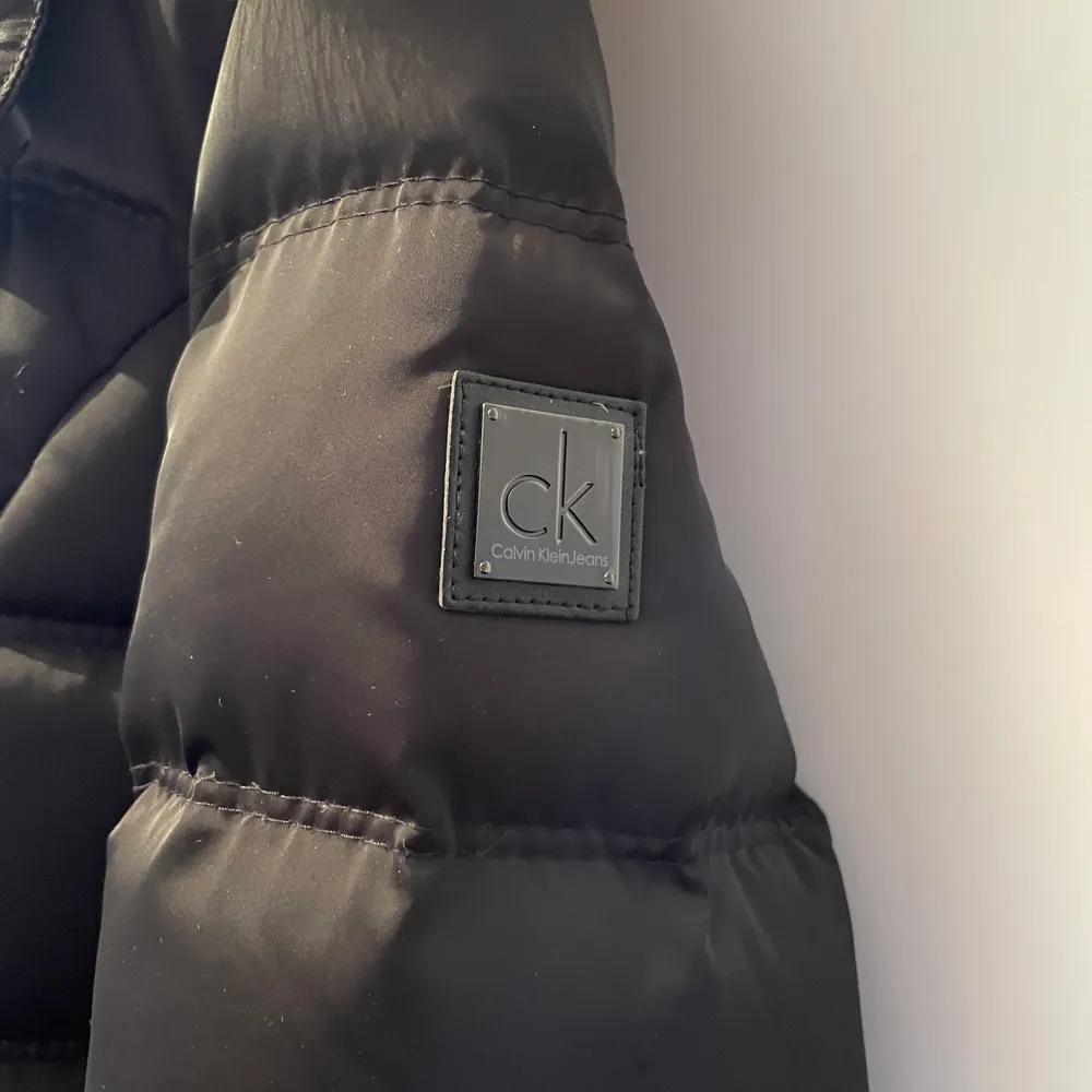 Calvin Klein jacka i strl M. Är lite liten i storleken, så jackan passar en med strl S. Jackan användes flitigt förr i tiden, men nu hänger den i garderoben och kommer tyvärr inte till användning :) 🤍. Jackor.