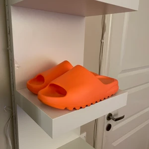Yeezy slides ”enflame orange” - Ingen box endast tofflorna perfekt för dig med storlek 39-40