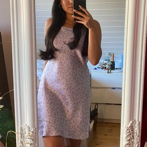 Lila klänning från Zara - Intressekoll på denna superfina, slutsålda klänning i satin från Zara. Endast använd två gånger! Skönt material och har knytbara band🌸💜
