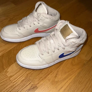Jordans - Säljer mina air jordans för de inte kommer till användning. Knappt använda, storlek 39 och säljs för 800kr nypris 1400kr.