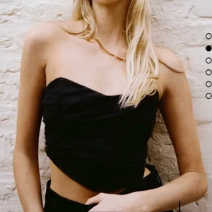 Korsett  - Säljer denna fina zara topp då den inte passar mig. Aldrig använd ❤️