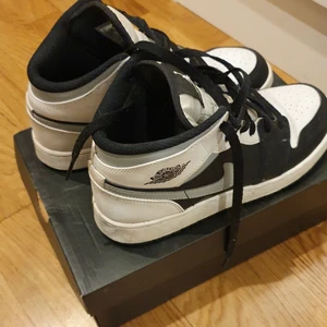 Jordans white shadow - Jag säljer mina jordans white shadow str 38, då dom inte kommer till användning. Har använt dom ett fåtal gånger, bra skick men lite creasade. Jag köpte dom för 2500 på hemsidan soleplus. Jag säljer dom nu för 1300. Jag kan tänka mig gå ner i pris om jag hittar en seriös köpare. Köparen står för frakt! 