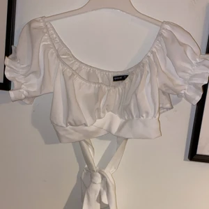 Somrig topp - En vit superhärlig sommartopp, den har tyvärr aldrig kommit till användning, superduperfin till en kjol