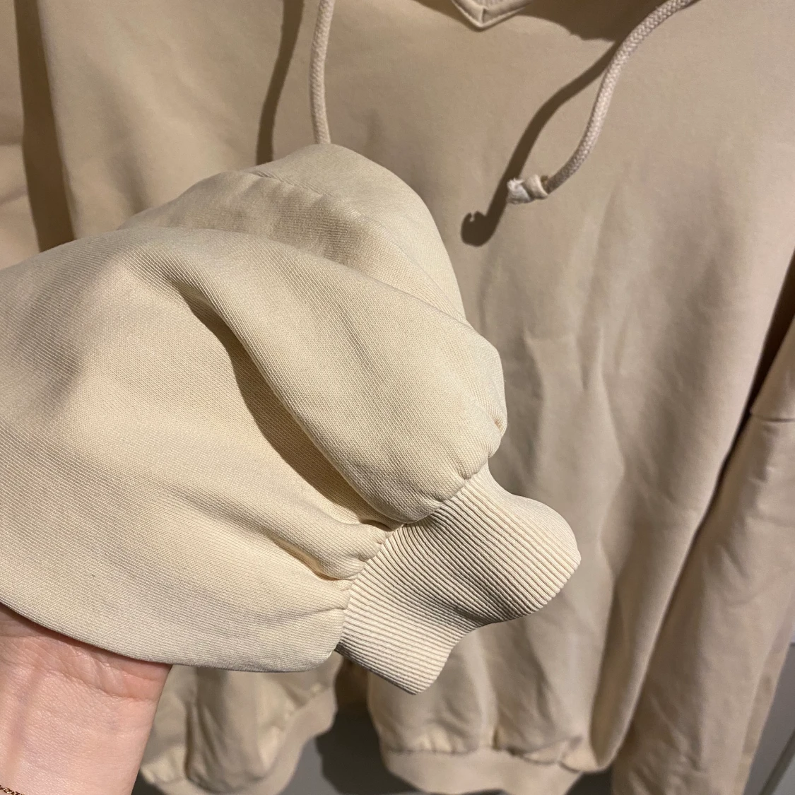 Oversized, beige tjocktröja med luva  - 90