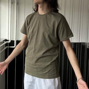 En enkel Olivgrön 🫒 T-shirt 🥰 i storlek Medium