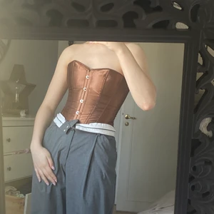 Brun korset - Säljer min bruna korsett storlek 36/38/40. Använd 2 gånger. Skriv priv för mer info 😊🤎🤎