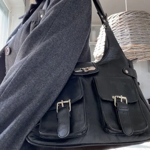 Väska  - Jättesnygg axelväska i fint skick! 🥰