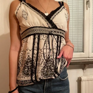 Topp  - Snygg topp i bra skick, skriv för fler bilder och köpare står för frakt 💕 storlek M men skulle säga att den sitter som en S också