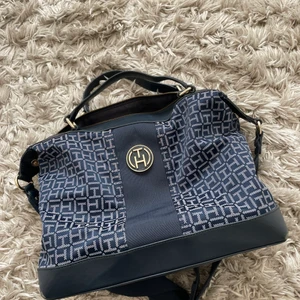 Vintage Tommy Hilfiger väska  - En handväska från Tommy Hilfiger, köpt i New York. Fint skick. 