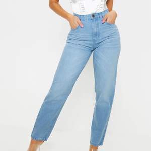 Superfina blåa mom jeans från prettylittlething! 