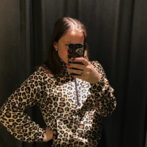 Fleecetröja  - Fleecetröja i leopardmönster. Men bredare muddar vid armarna. Och snöre så man kan spänna in den så som man vill ha den i midjan. Från märket STAY. Köparen står för frakten!