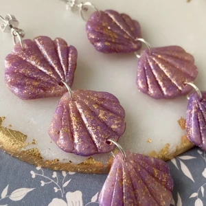 Örhängen  - Handgjorda örhängen av lera. Samfraktar. Kontakta för flera bilder eventuellt video. Storlek ca 7 cm Står ej för postens slarv