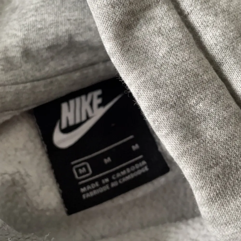Nike hoodie, använd många gånger men är i väldigt bra skick och inga synliga fel. Storlek M, modell 186 cm. Färg: grå. Om du undrar mått så är det bara att skicka ett DM. Lägger ut igen pga oseriös köpare. Hoodies.