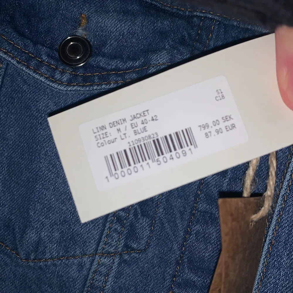 Säljer en helt ny jeans jacka , lapparna är fortfarande kvar. I storlek M. . Jackor.