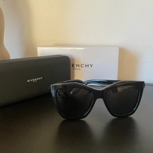 Givenchy solglasögon - 7008/ S - (!!!! Pris kan diskuteras vid snabb affär !!!!!).            Givenchy Solglasögon knappt använda och i bra skick! Du får även med solglasögonfodral och glasputsduk!   