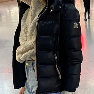 Moncler Jacka - Superfin jacka från moncler (barnstorlek som passar vuxen xs). 💗 Kommer inte till användning tyvärr 😢 Köpt av en annan här på plick men jättebra skick🤍 Köp direkt för 2500kr🌟 ( Lånade bilder!!)