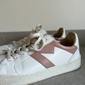 Maje sneakers - Säljer mina fina maje sneakers! Slutsålda 🤍 Nypris ca 2000kr 🤍 Varsamt använda men finns några slitningar, skriv för mer bilder! 