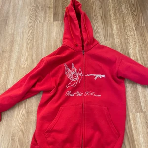 Röd zip hoodie - Säljer denna hoodien som inte säljs längre. Tycker den är jätte fin men kommer inte till användning längre. Den är i storlek S men är lite stor.Kostar 200 + frakt❤️ kontakta för flera bilder <3